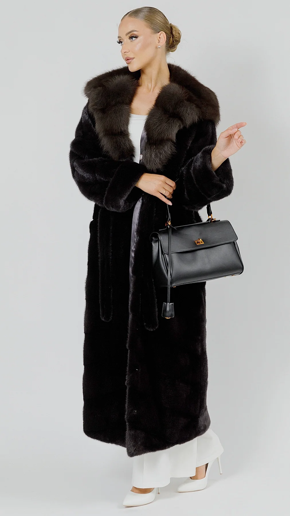 Шуба Fashion art из норки Black с капюшоном из меха куницы - фото №2