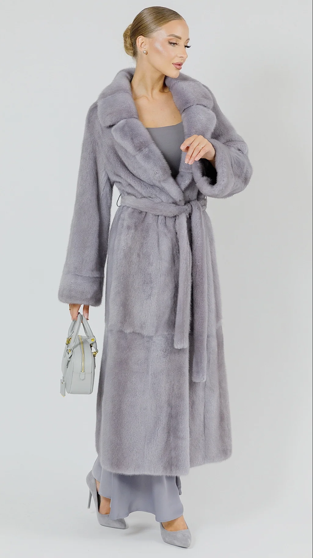 Шуба из меха голубой норки